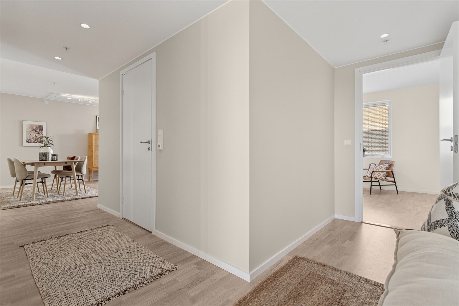 Leiligheten har downlight i entrè og mellomgang. Bilde er fra leilighet B0403. Galleribilde