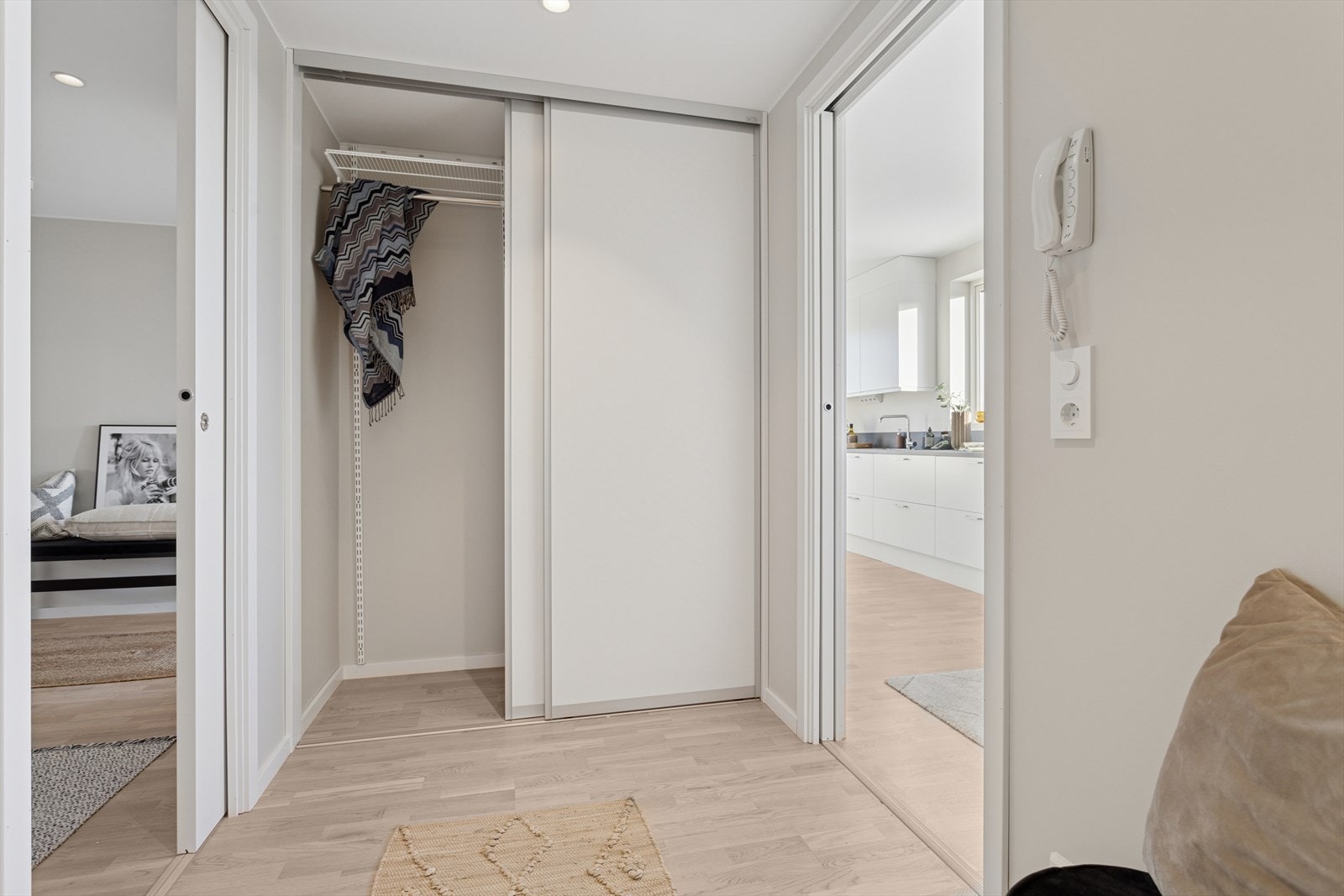 Entrè med skyvedørsgarderobe. Her har du adkomst til både kjøkken og mellomgang til bad og stue. Bilder er fra B0403. Galleribilde
