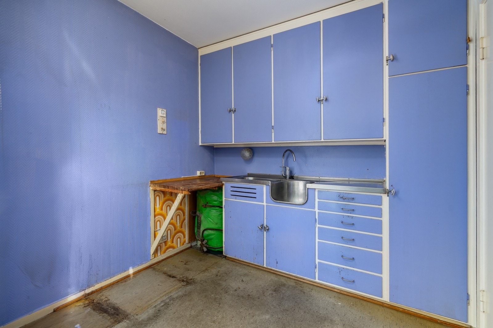 Eldre kjøkkeninnredning med rom for oppgradering Galleribilde