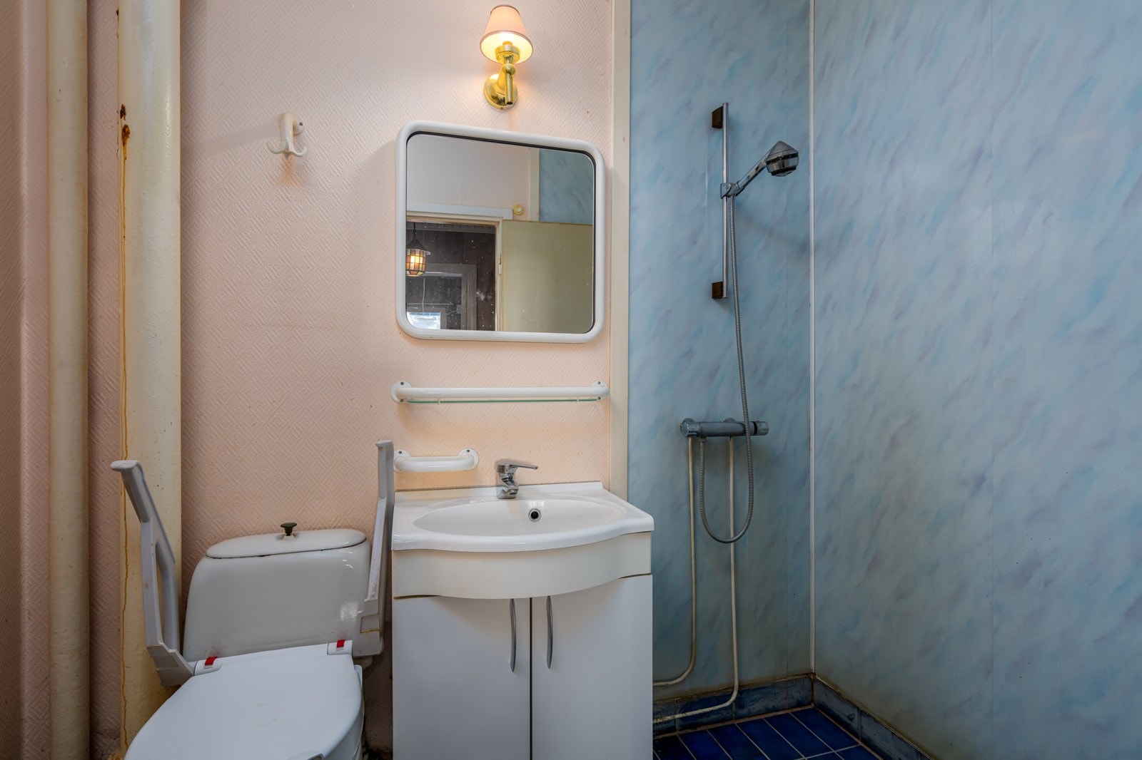 Gammelt bad med oppgraderingsbehov Galleribilde