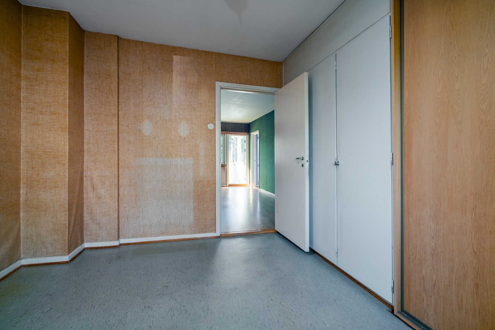 Soverom 1 har god plass til dobbeltseng, nattbord, garderobeskap og øvrig soveromsmøblement Galleribilde