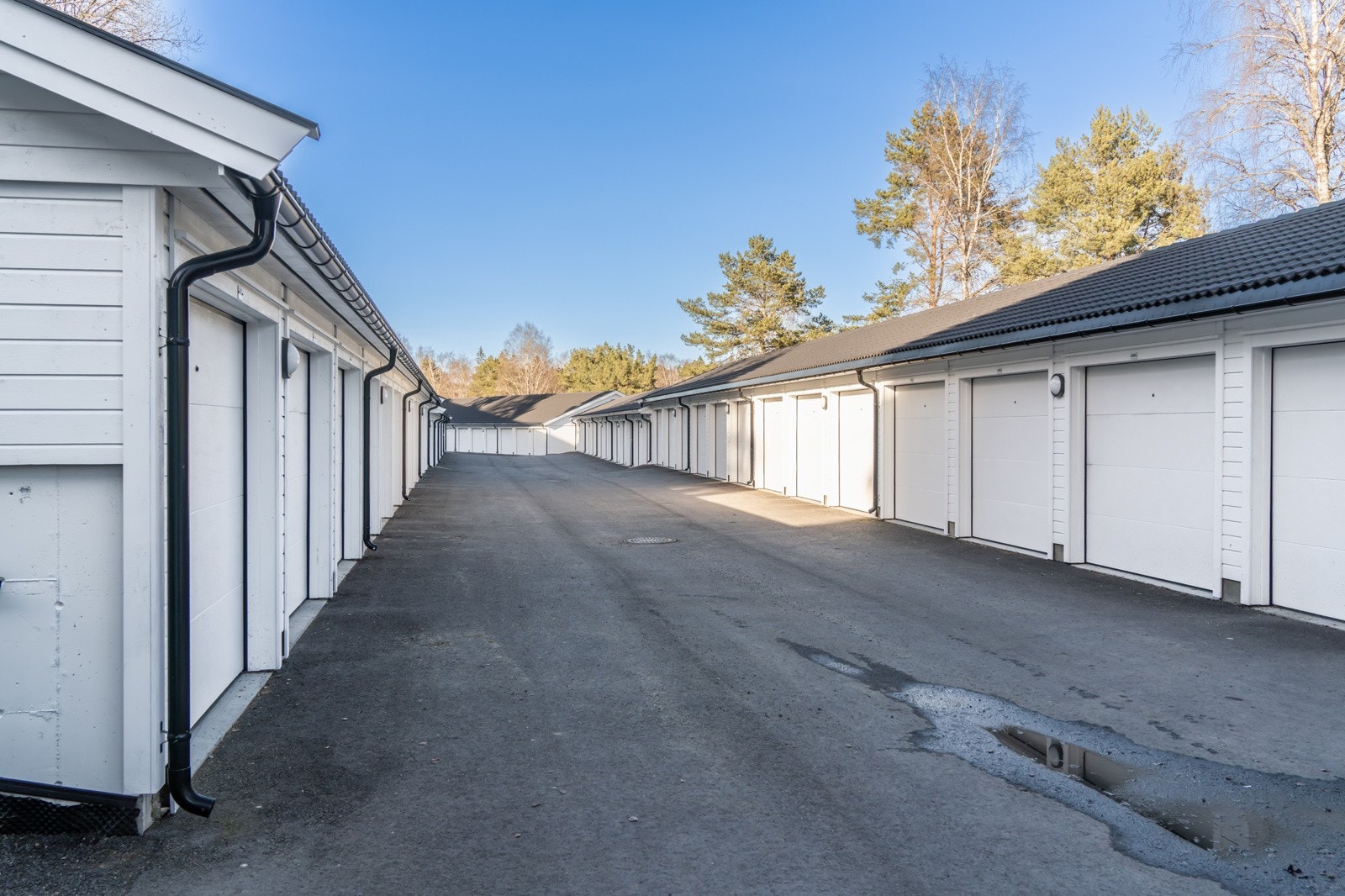 Garasjeplass kan leies etter venteliste. Det er i tillegg mulighet for kjøp av garasjeplass. Galleribilde