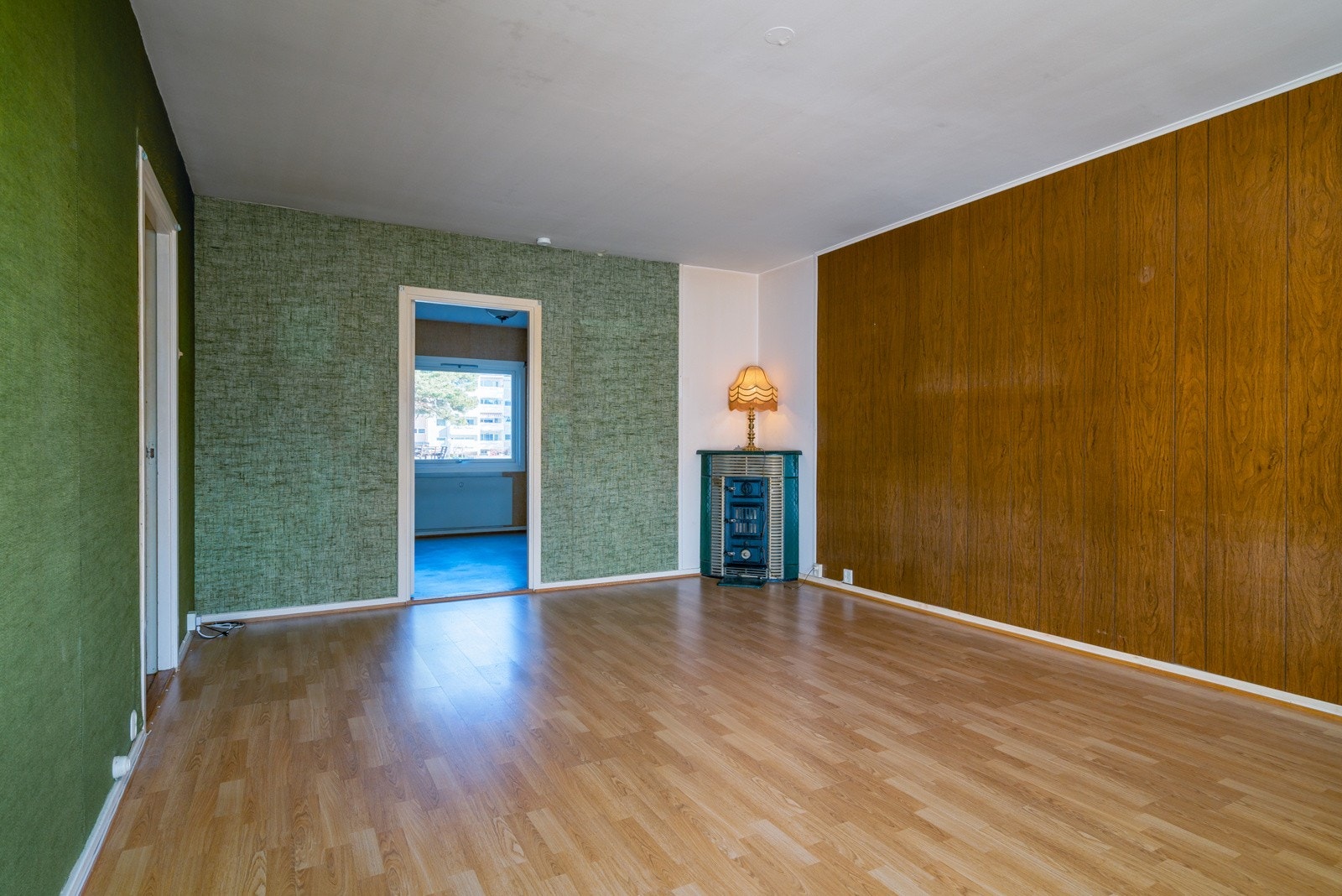 Boligen har en stor stue med plass til salong og spisegruppe. Vedkamin i hjørnet av stuen. Galleribilde