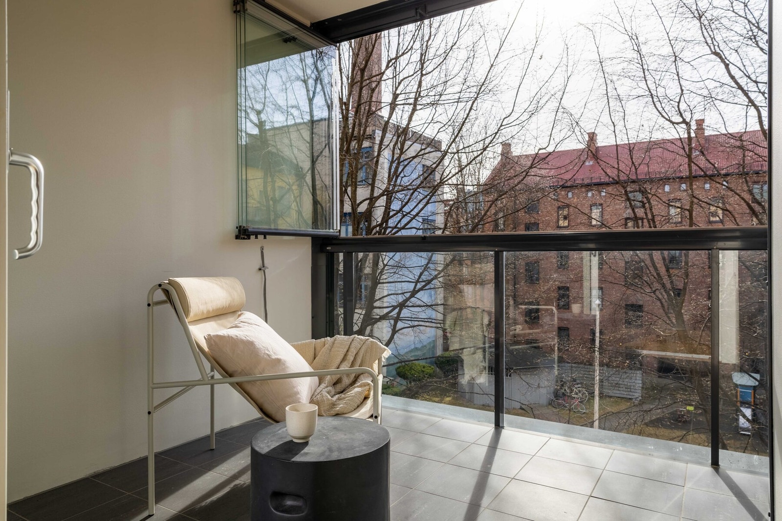 Fra stuen er det utgang til en innglasset balkong. Galleribilde