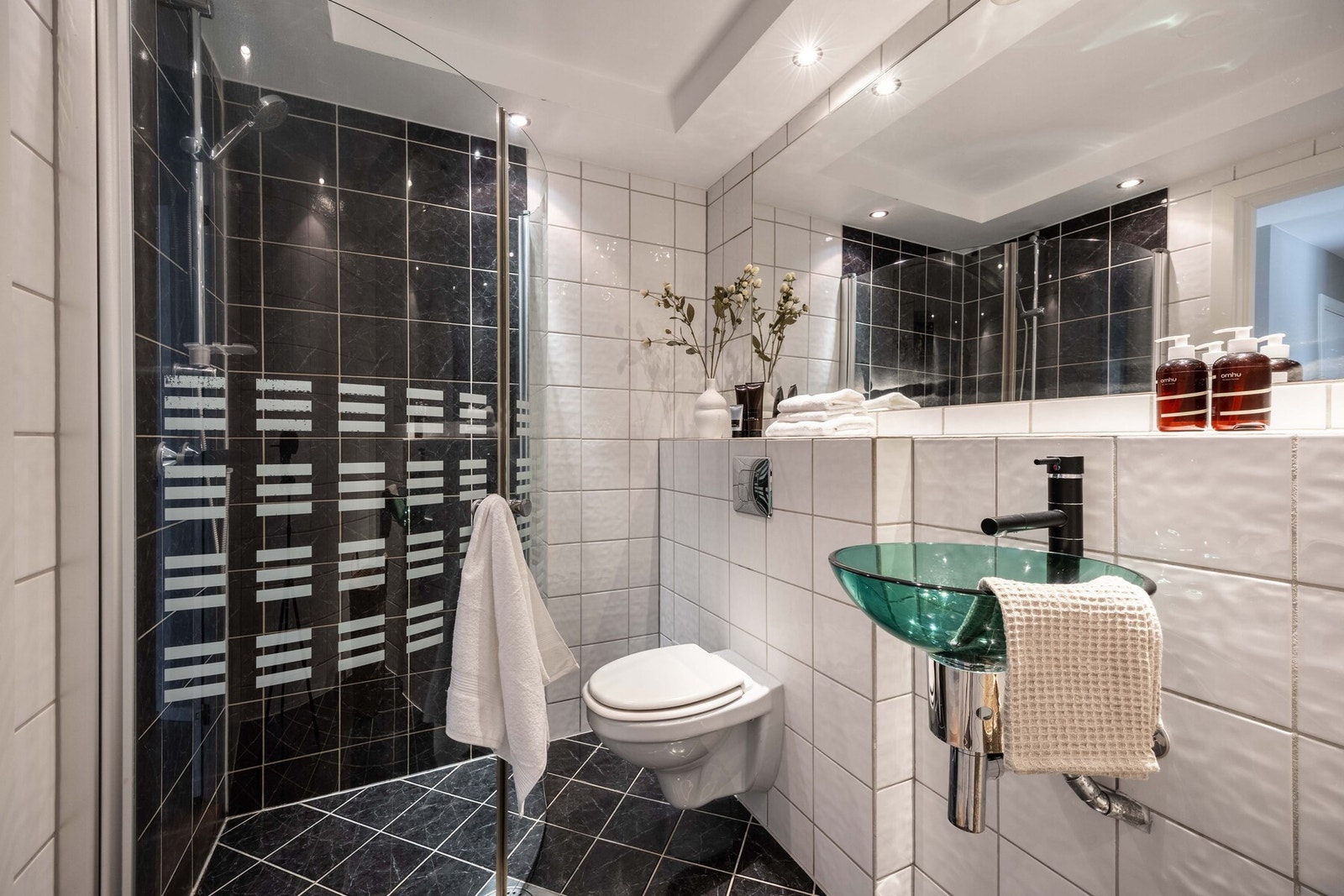 Badet er romslig og har nedfelt himling med downlights. Opplegg for vaskemaskin. Galleribilde