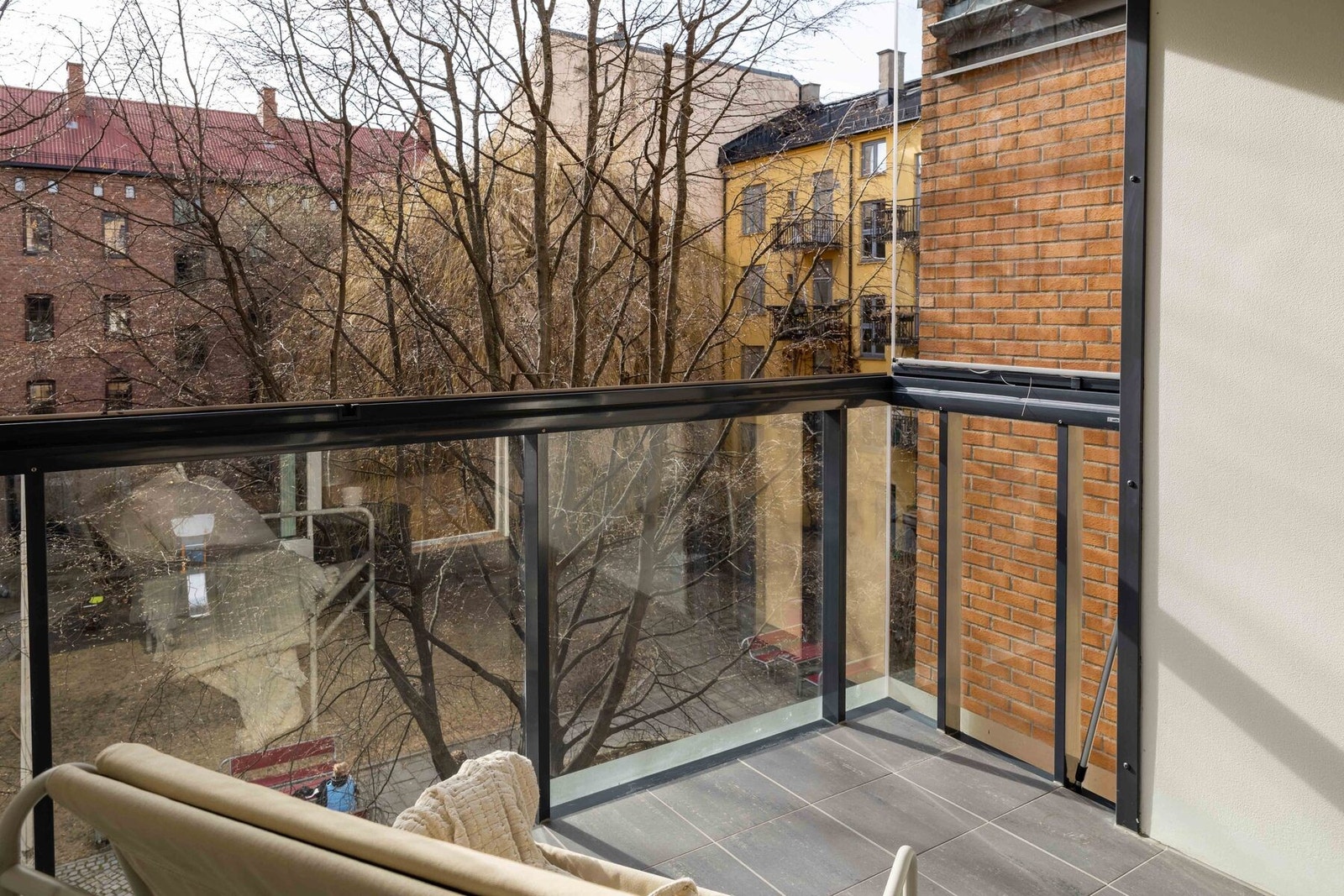 Balkongen har god plass til ønsket utemøblement. Galleribilde