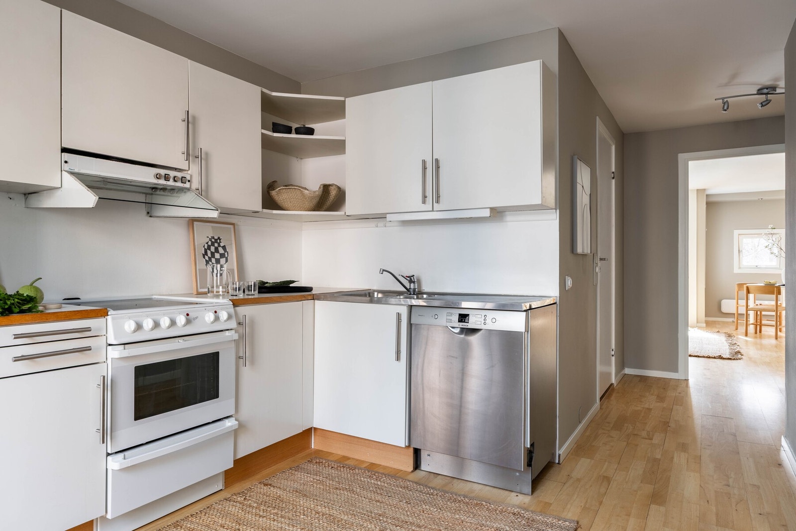 Kjøkkenet har en fin kombinasjon av skap- og benkeplass. Galleribilde