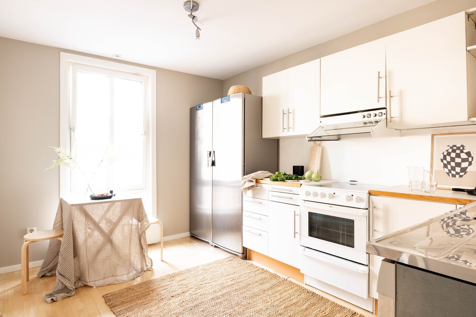 Praktisk separat kjøkken med frittstående hvitevarer. Galleribilde