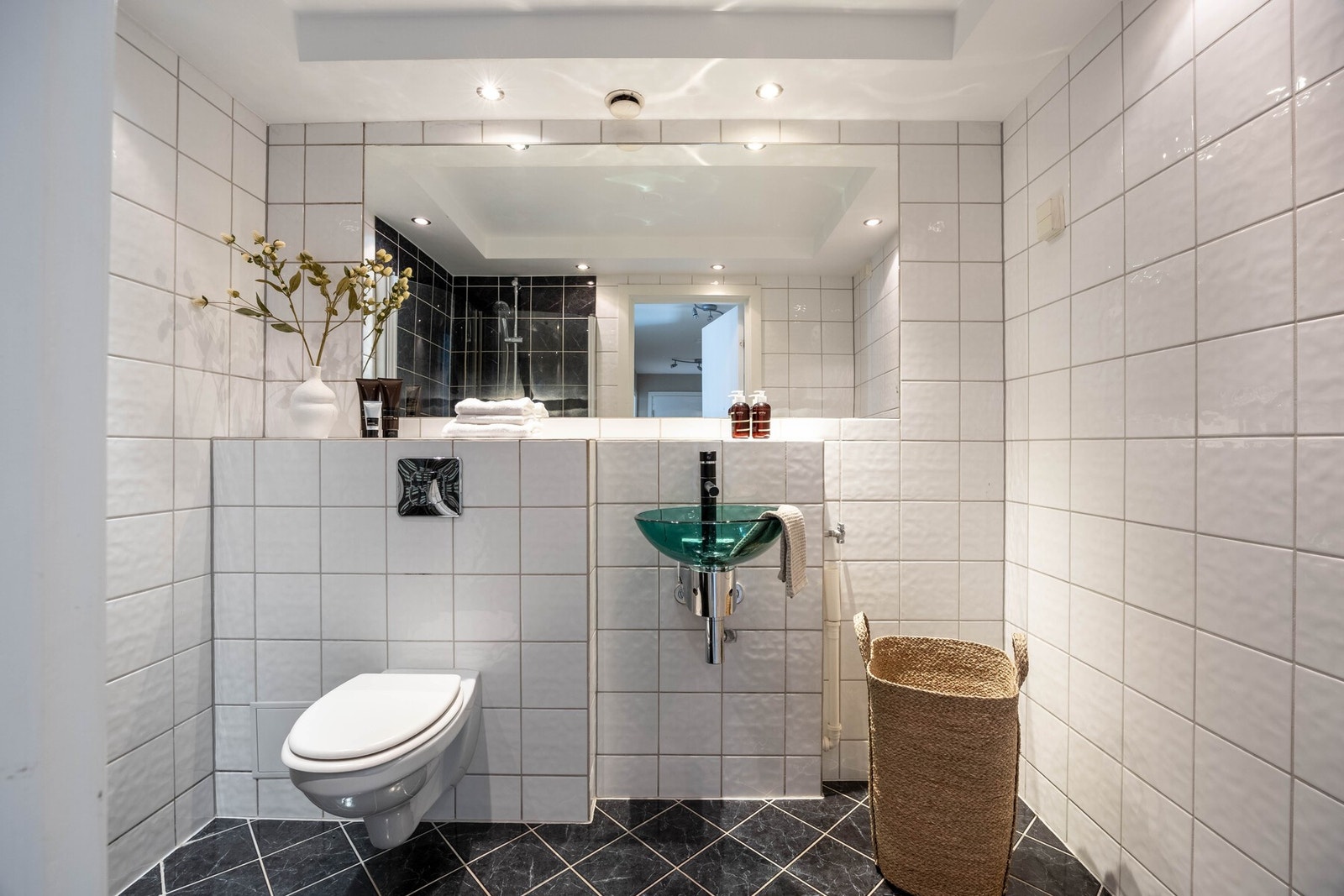 Videre har leiligheten et helfliset bad. Galleribilde