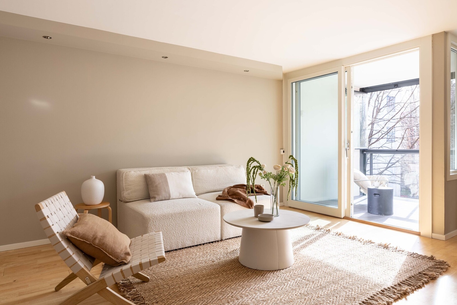 Plass til sofa, bord og tilhørende mediemøblement. Galleribilde