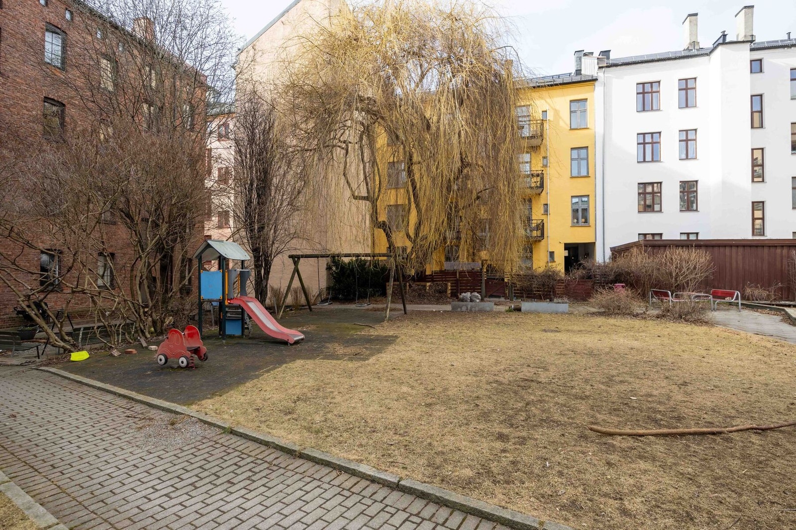 Det er sittegrupper og lekeplass. Galleribilde