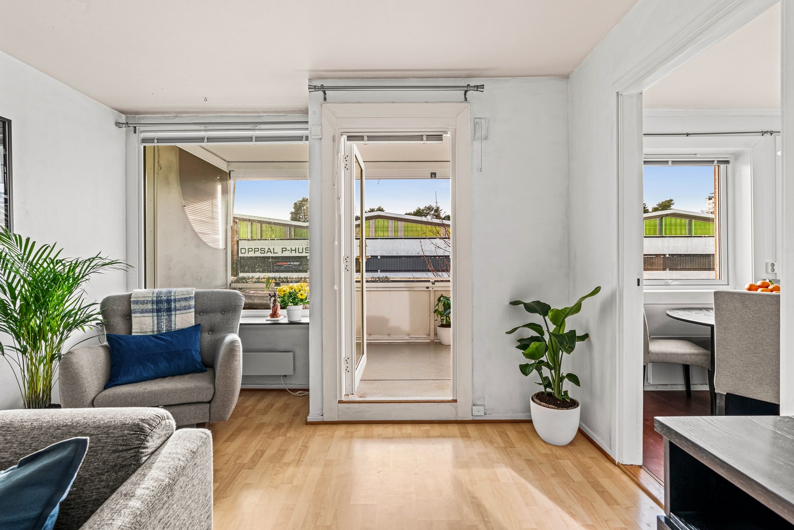 På dagtid sørger store vinduer for fin, naturlig lyssetting Galleribilde