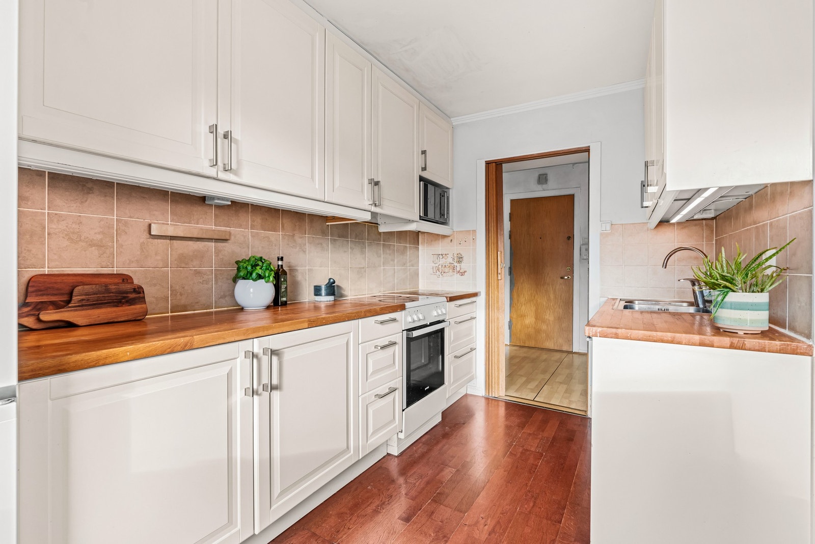 Kjøkkenet har et klassisk design med gode benkeflater og mye oppbevaringsplass Galleribilde