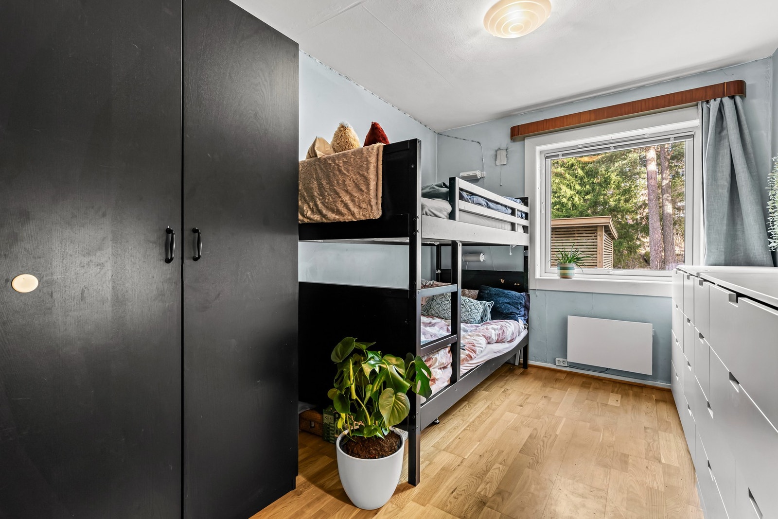 Soverom 2 har et stort klesskap Galleribilde