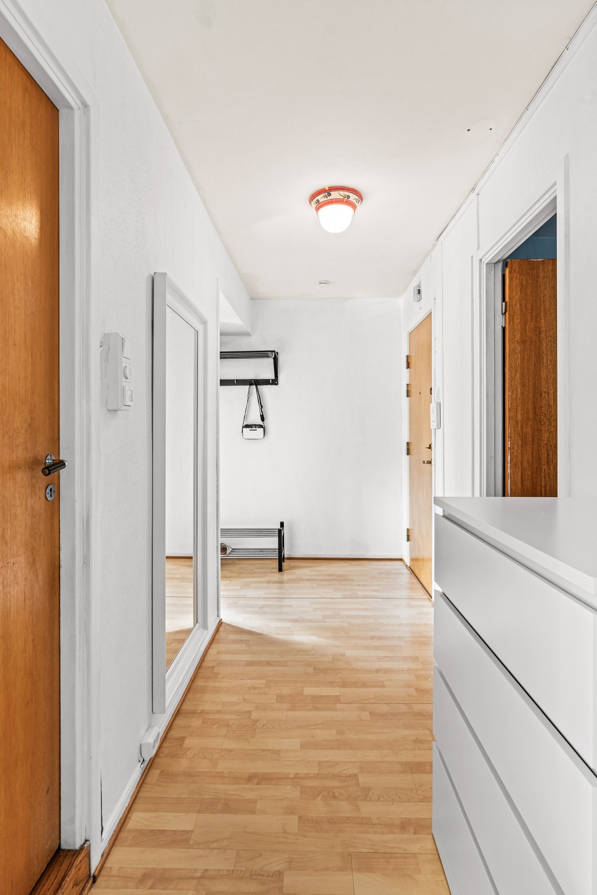 Vel inne er det en pen entré med hvitmalte vegger Galleribilde