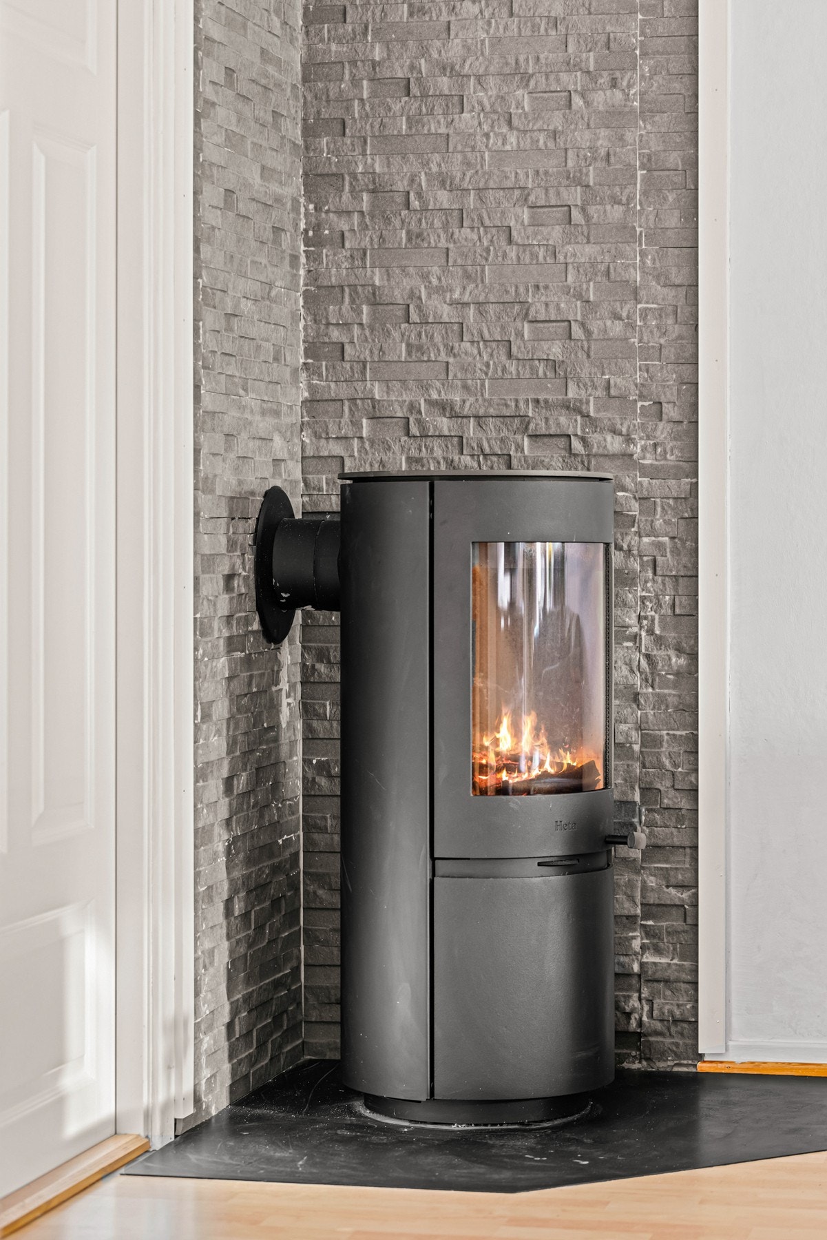 Oppvarming suppleres med vedfyring i peisovn i stuen Galleribilde