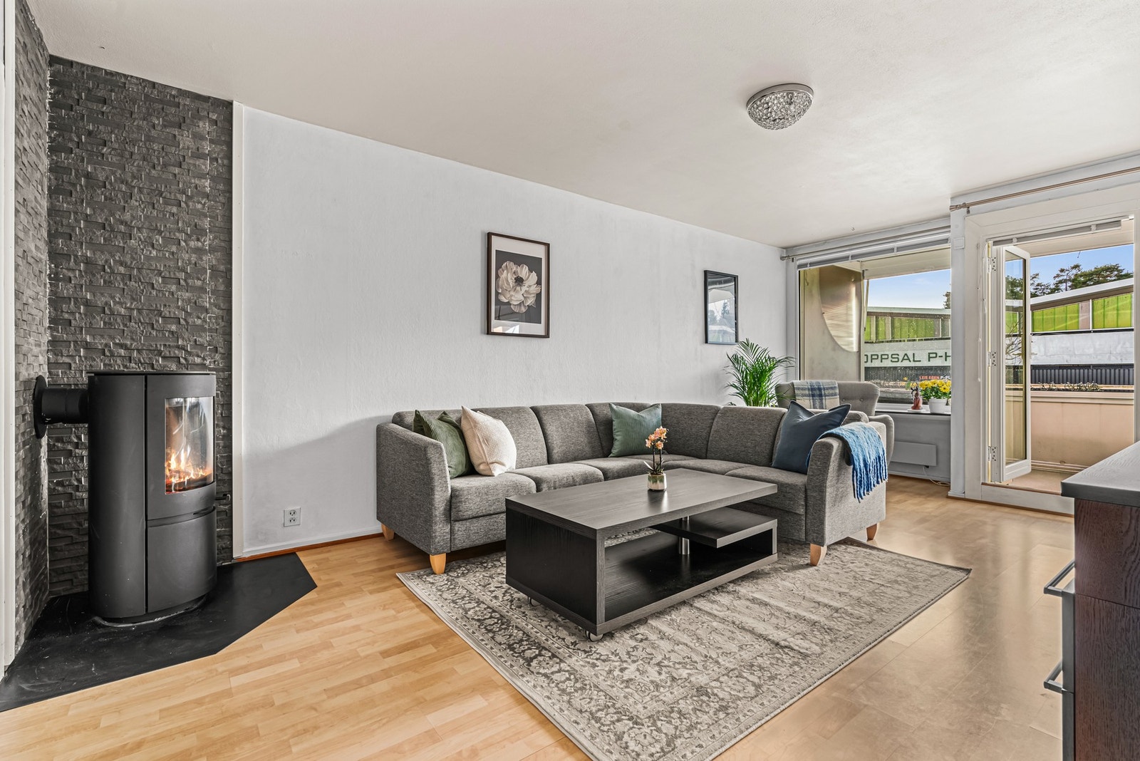 Det kan innredes med sofagruppe, godstol og tv-møblement Galleribilde