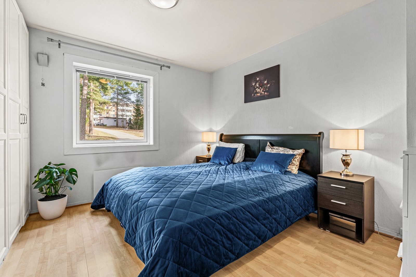 Soverommet har et stort, østvendt vindu som sørger for rikt, naturlig lysinnslipp Galleribilde