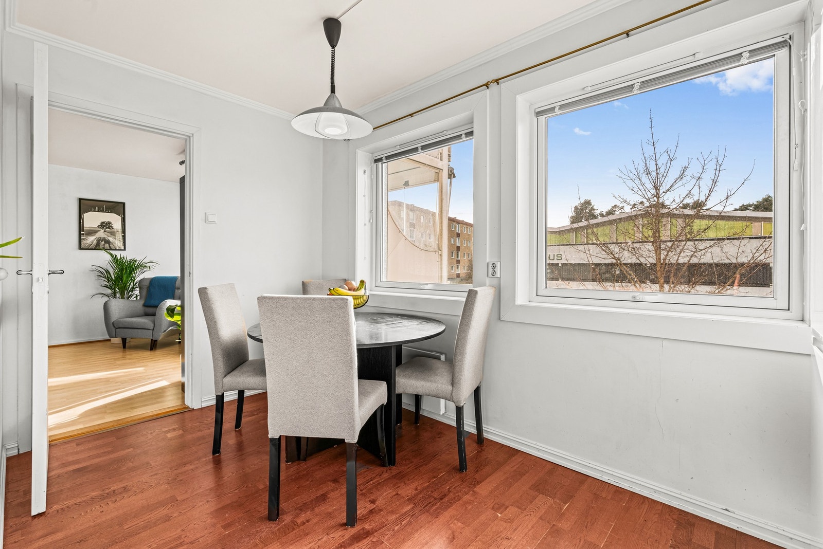 Det er god plass til spisebord på kjøkkenet Galleribilde