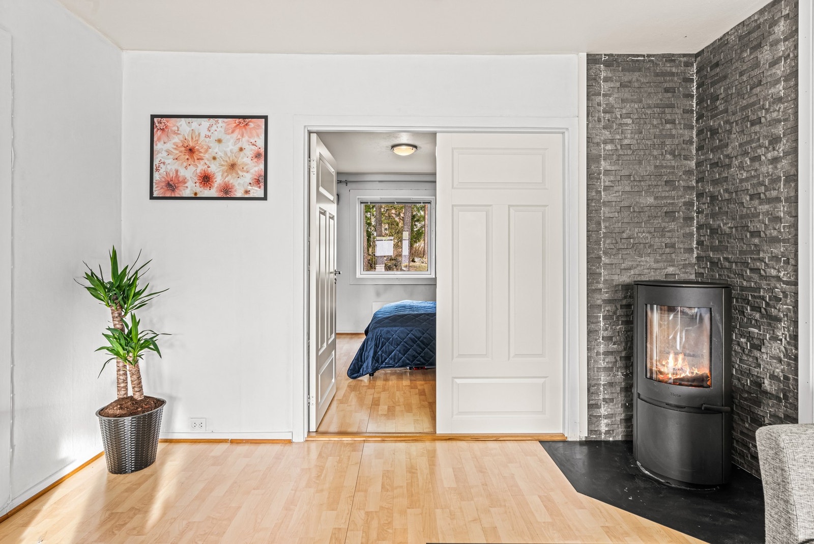 På kvelden settes den rette stemningen med fyr i en moderne peisovn Galleribilde