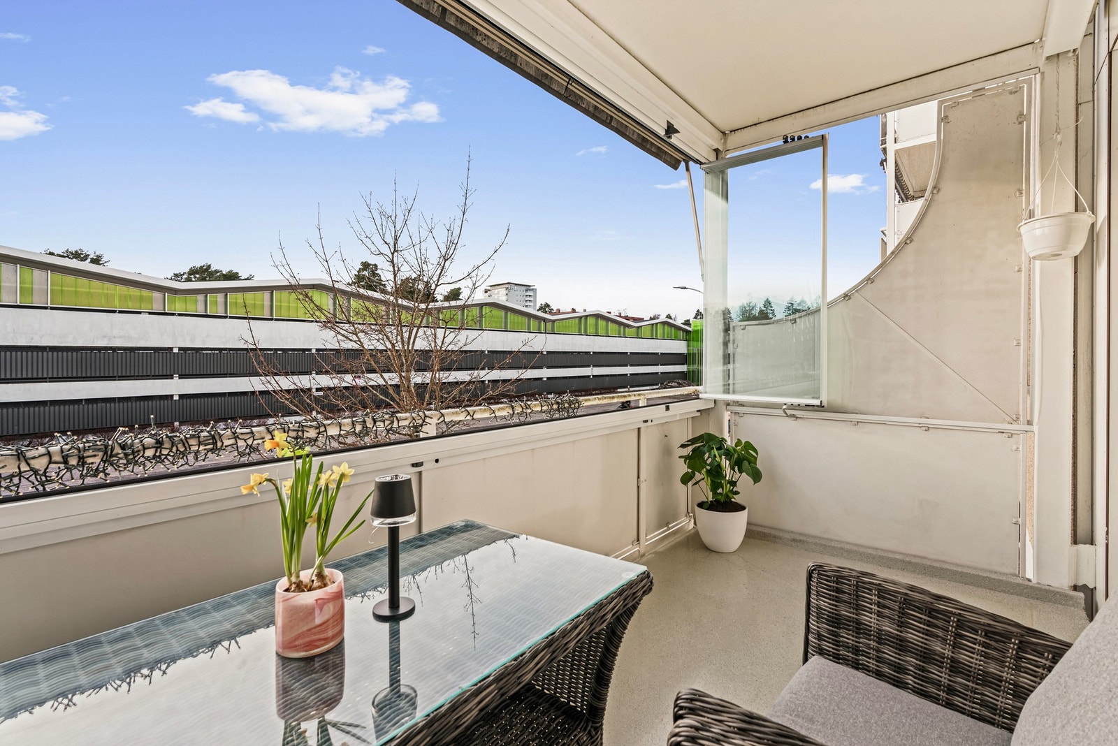 Balkongen har teppelagt betongdekke og tett rekkverk. Galleribilde