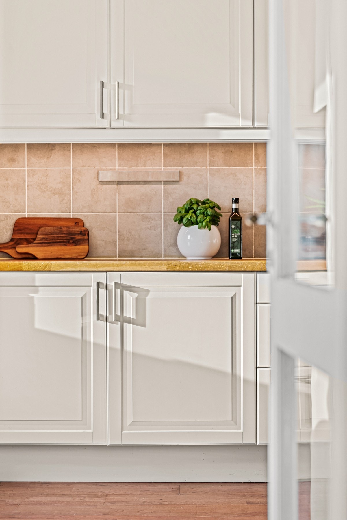 Veggene over benken er kledd med fliser som står godt til resten av interiøret Galleribilde