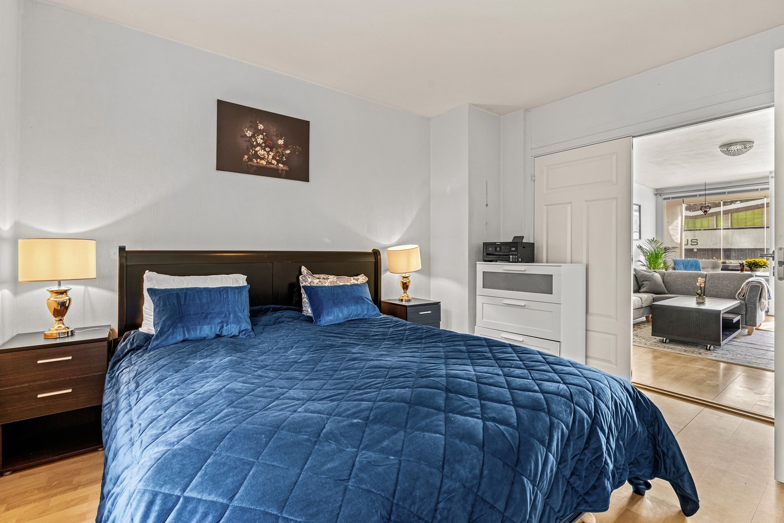 Hovedsoverommet har god plass til en romslig seng Galleribilde