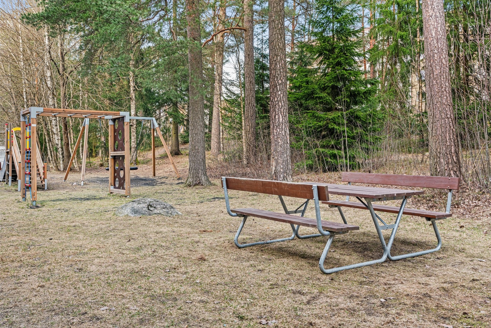 Beliggenheten er barnevennlig og attraktiv, med umiddelbar nærhet til lekeplasser. Galleribilde