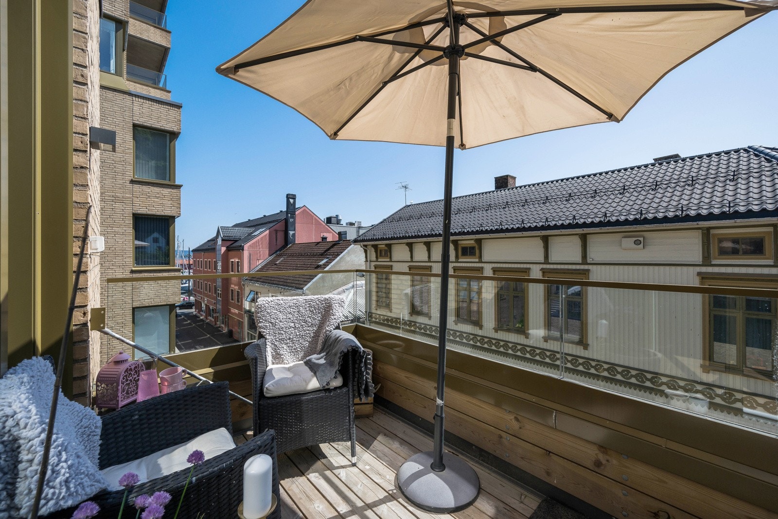 Leiligheten byr på flere solrike uteplasser. Balkongen i 3. etasje ligger i retning biblioteket Galleribilde