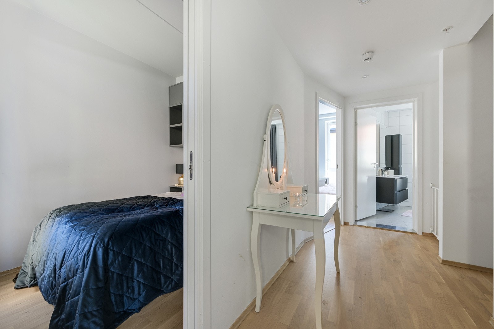 Romslig gang i 2. etasje med plass til å sette fra seg sko og henge fra seg yttertøy Galleribilde