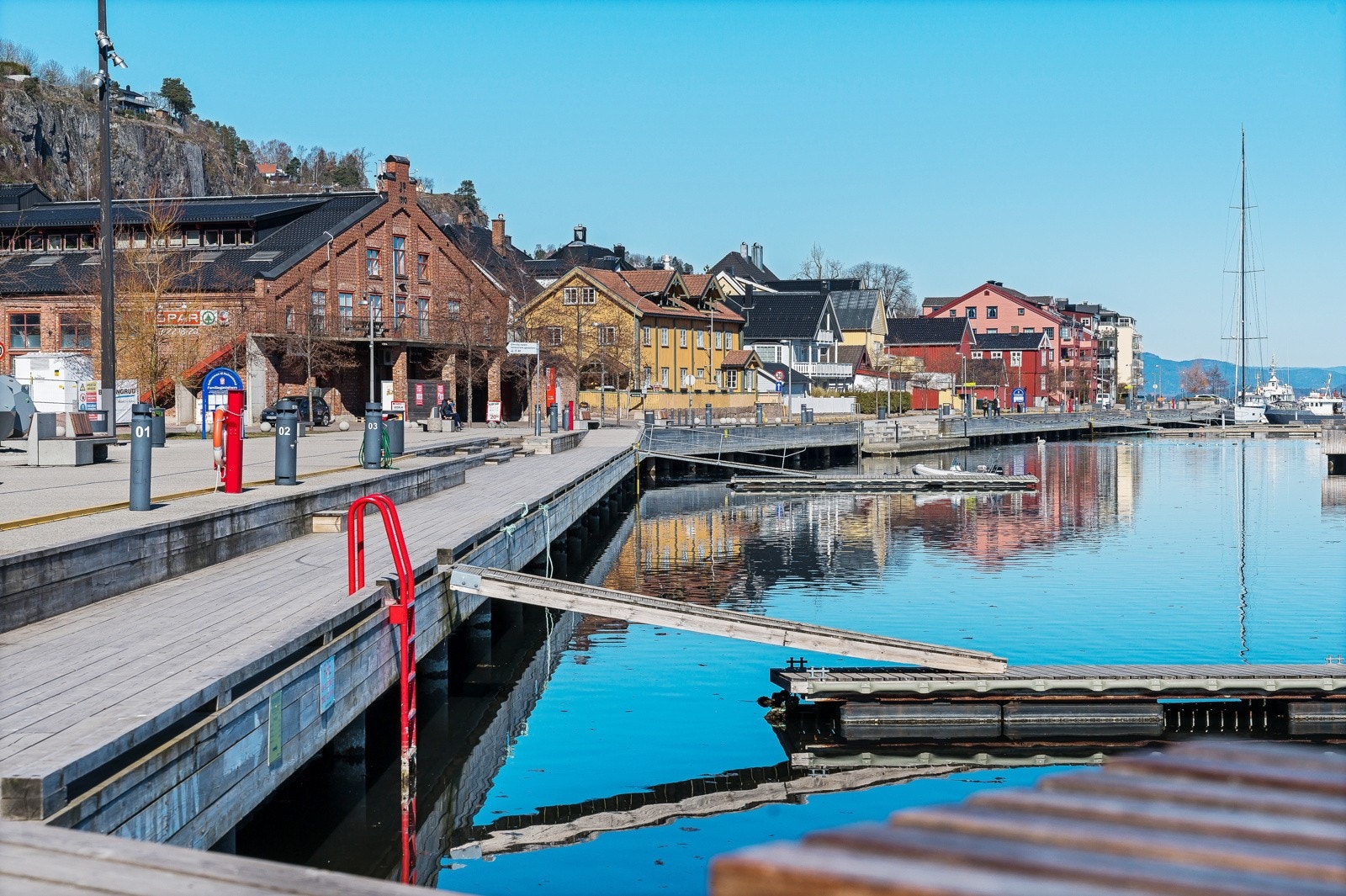 Båthavna er et hyggelig sted f.eks. å spise, gå tur, kose seg i båten eller ta en drink Galleribilde