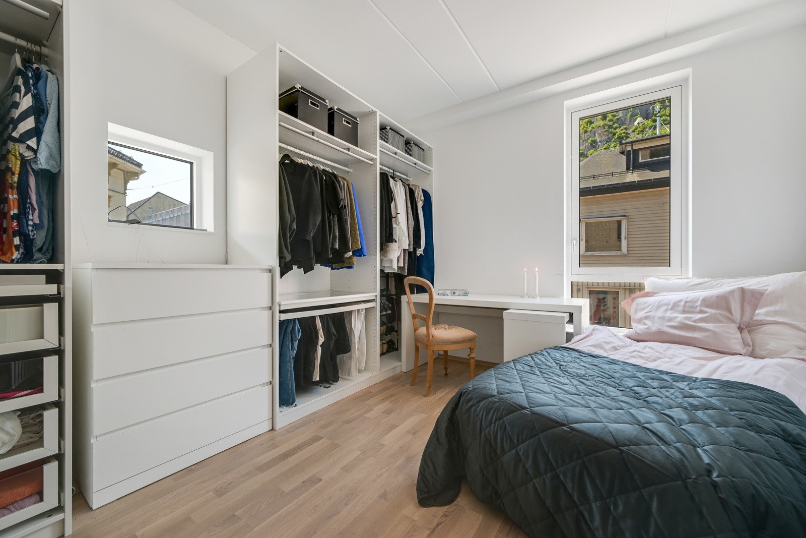 Soverom 2 har god plass til klesoppbevaringen Galleribilde