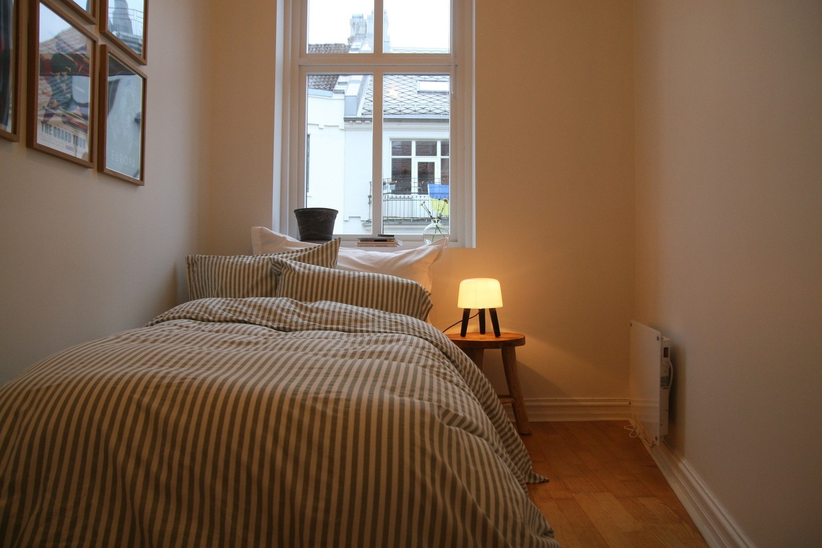 Det siste soverommet ligger plassert ved gangen. Også her har man den gode takhøyden. Sengen måler 120 cm, til info. Galleribilde