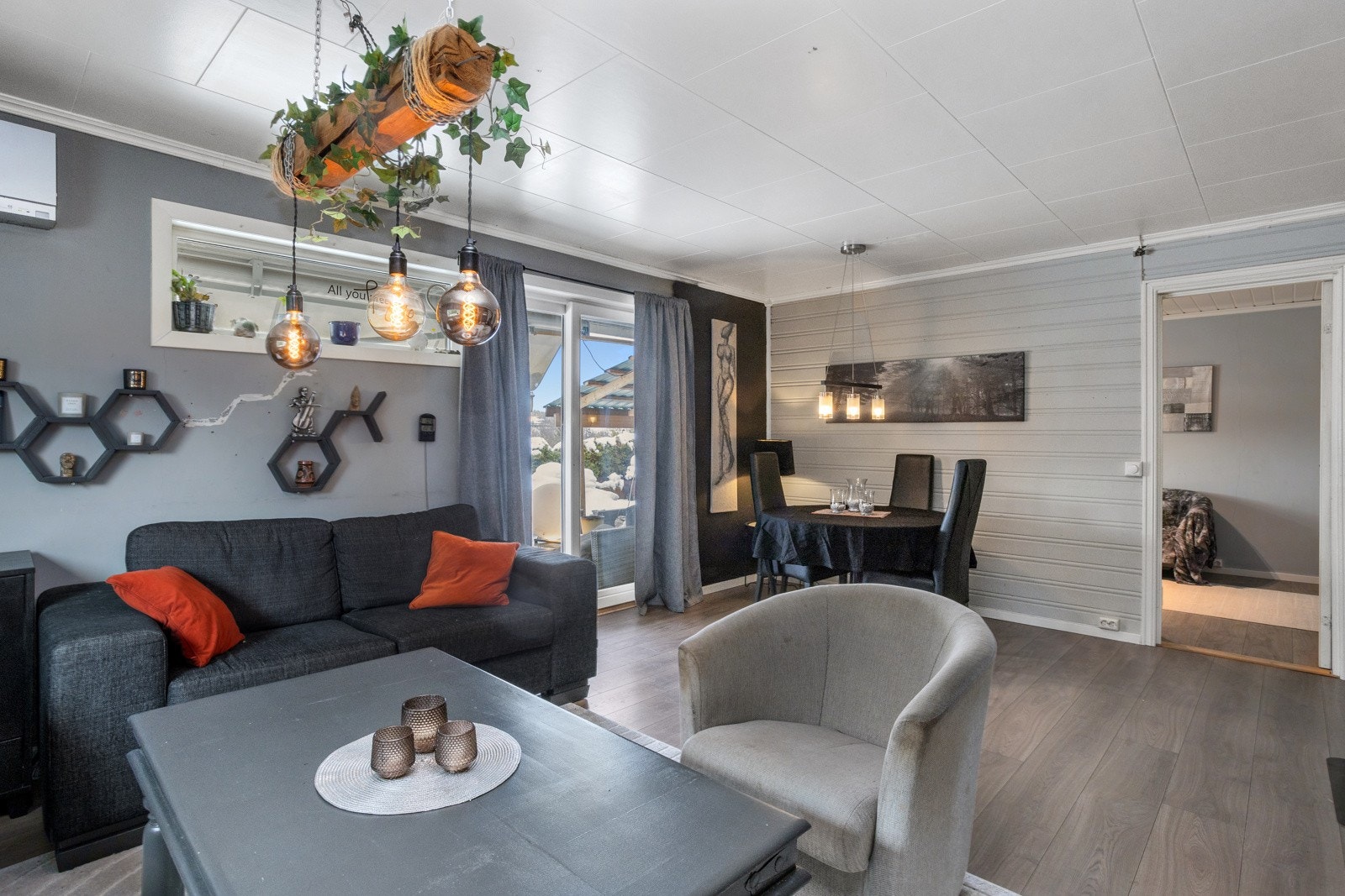 I stuen er det plass til både salong og spisebord/langbord. Rommet har peisonv og utgang til terrasse. Galleribilde