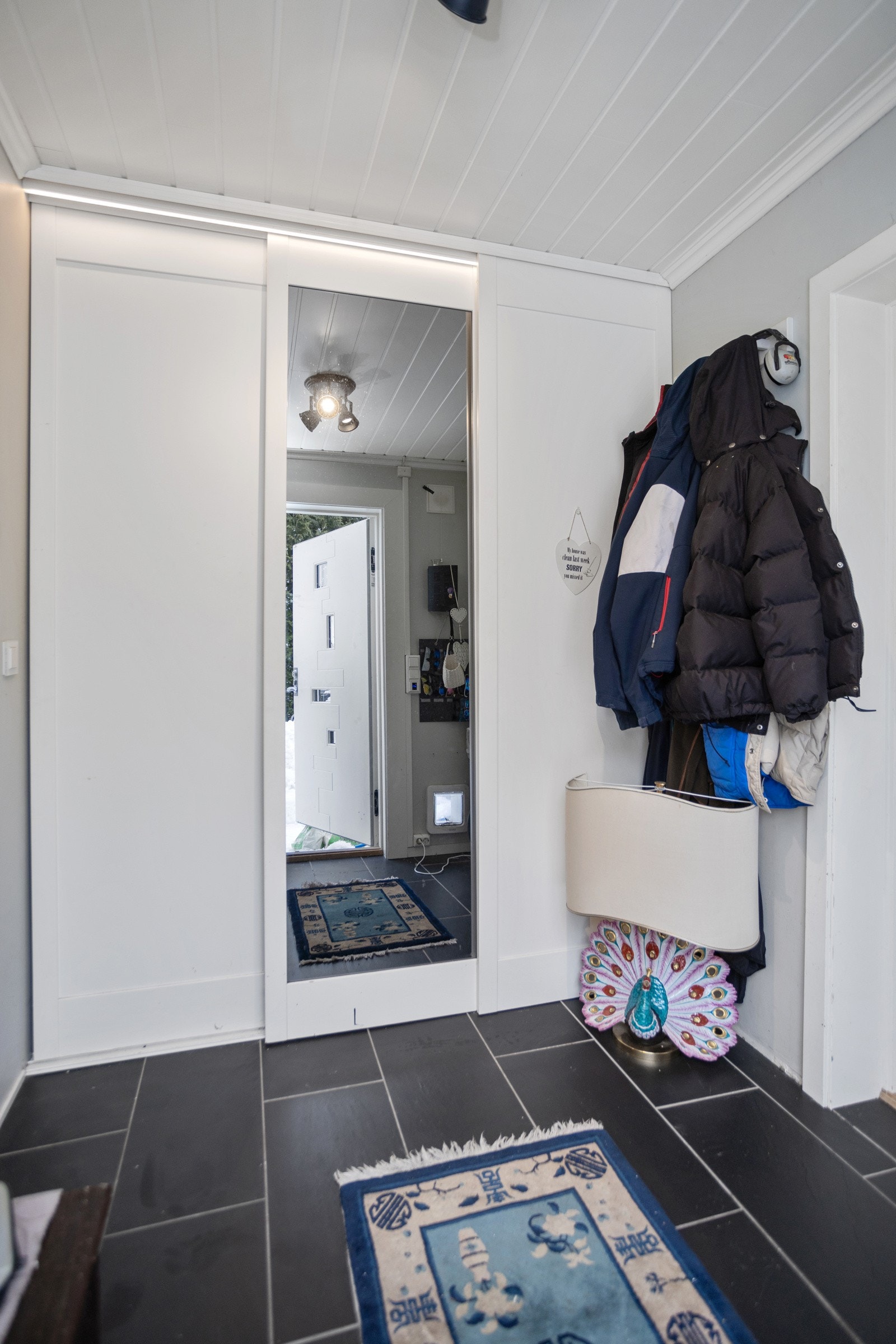 Rommet har skyvedørsgarderobe Galleribilde