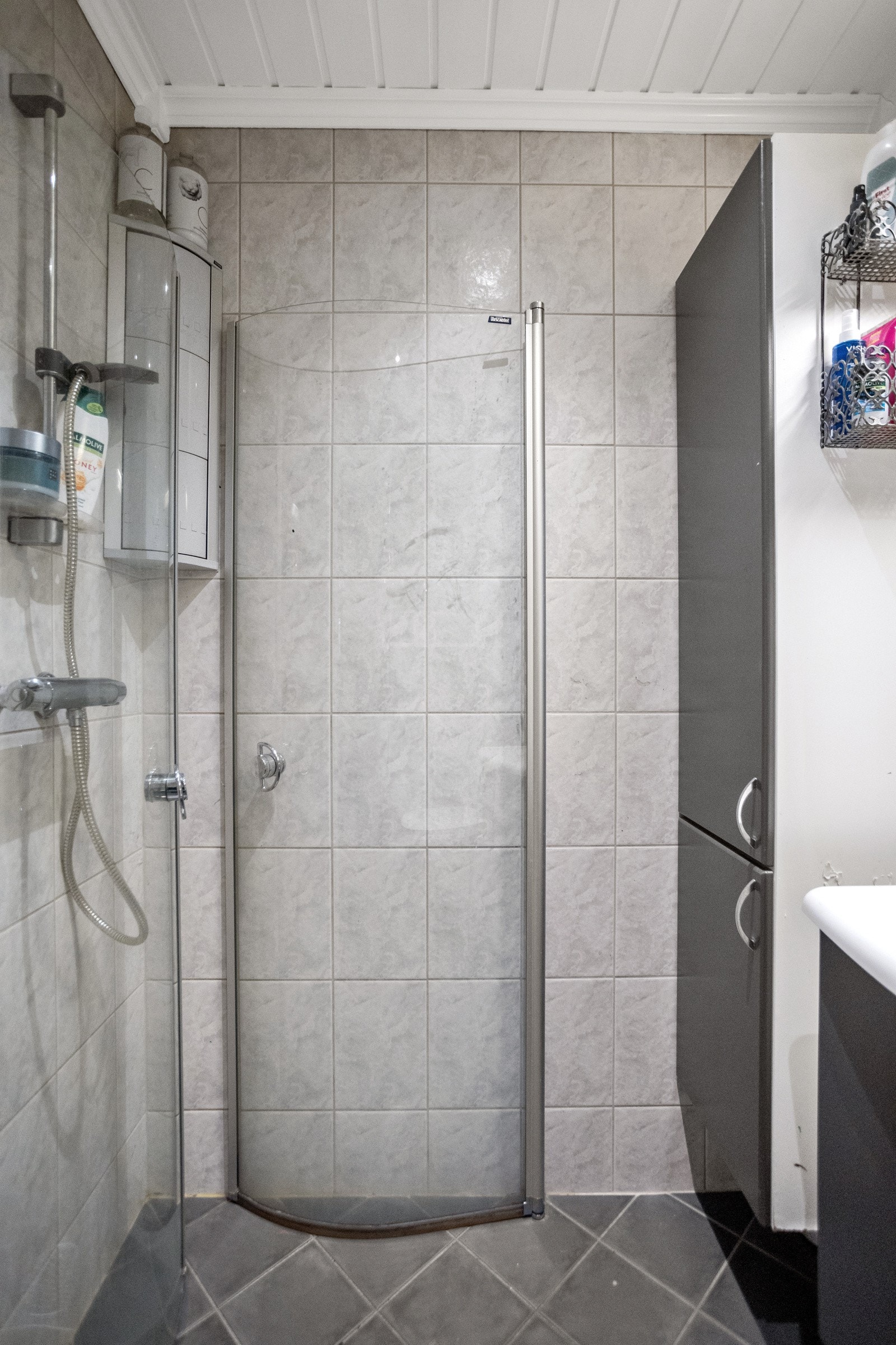 Dørene til dusjen kan svinges inn for optimal utnyttelse av plass Galleribilde