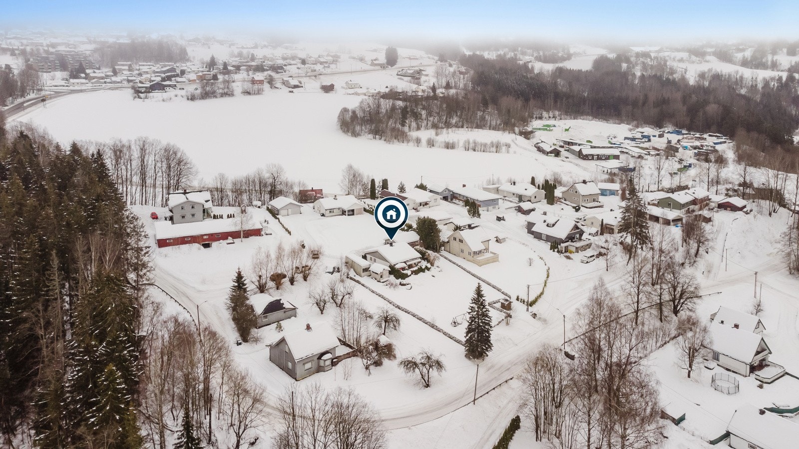 Dronebilde som viser tomtens størrelse ov veien som går på nedsiden av hagen Galleribilde