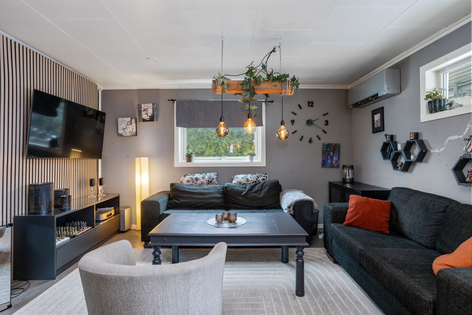 Rommet er malt i tidsriktig farge og på veggen bak tv er det satt opp spiler Galleribilde