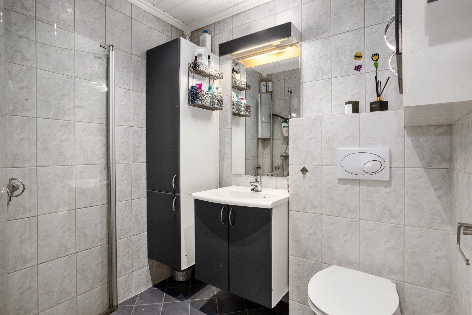 Badet er pusset opp i moderne farger Galleribilde