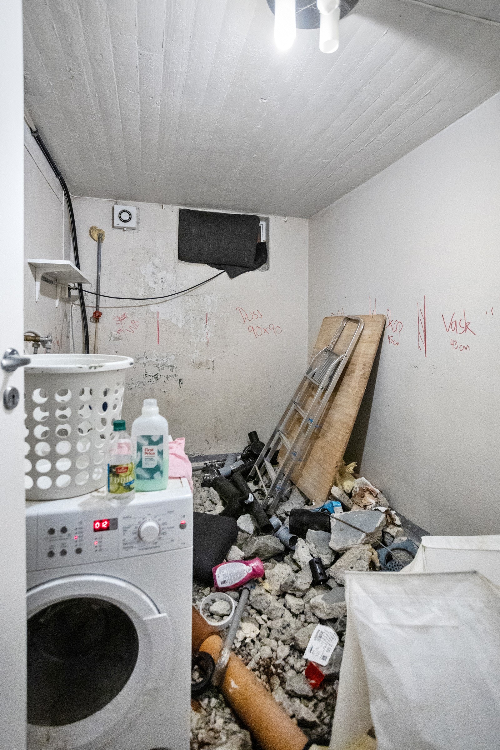 Vaskerom i underetasje. Det er påbegynt arbeider med pigging av gulv for å lage nytt bad Galleribilde