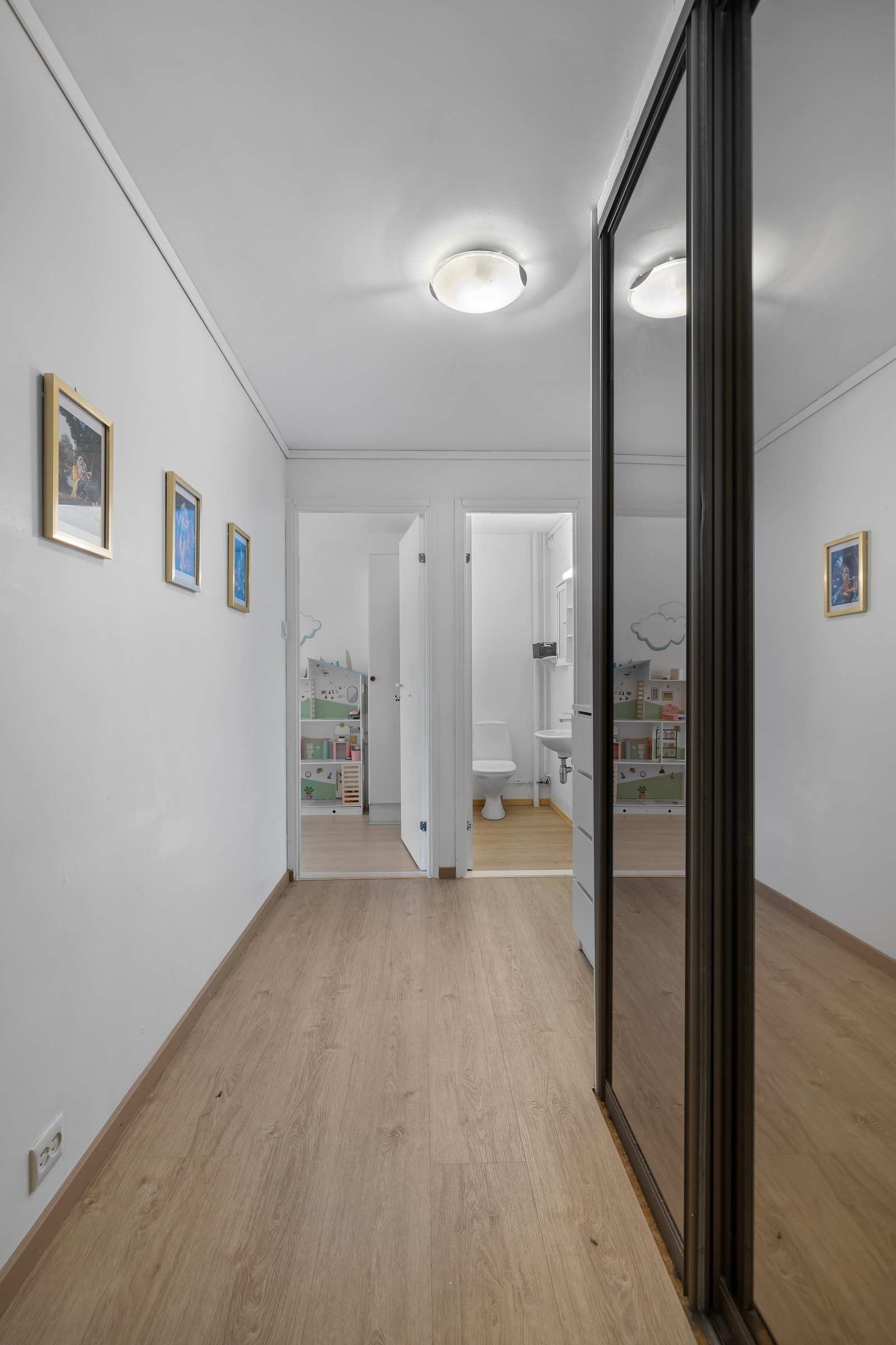 Skyvedøresgarderobe. Galleribilde