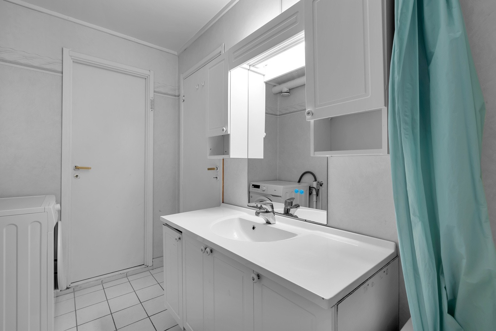 Badet er i 1. etasje og har fliser på gulv. Galleribilde