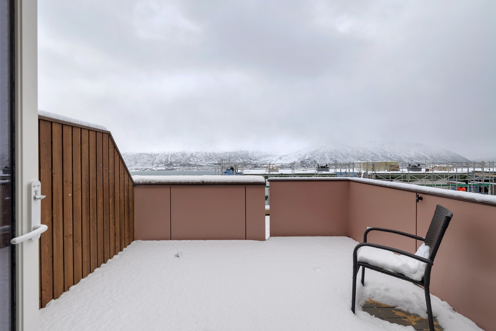 Fra stuen er det utgang til en roslig og solrik balkong. Galleribilde