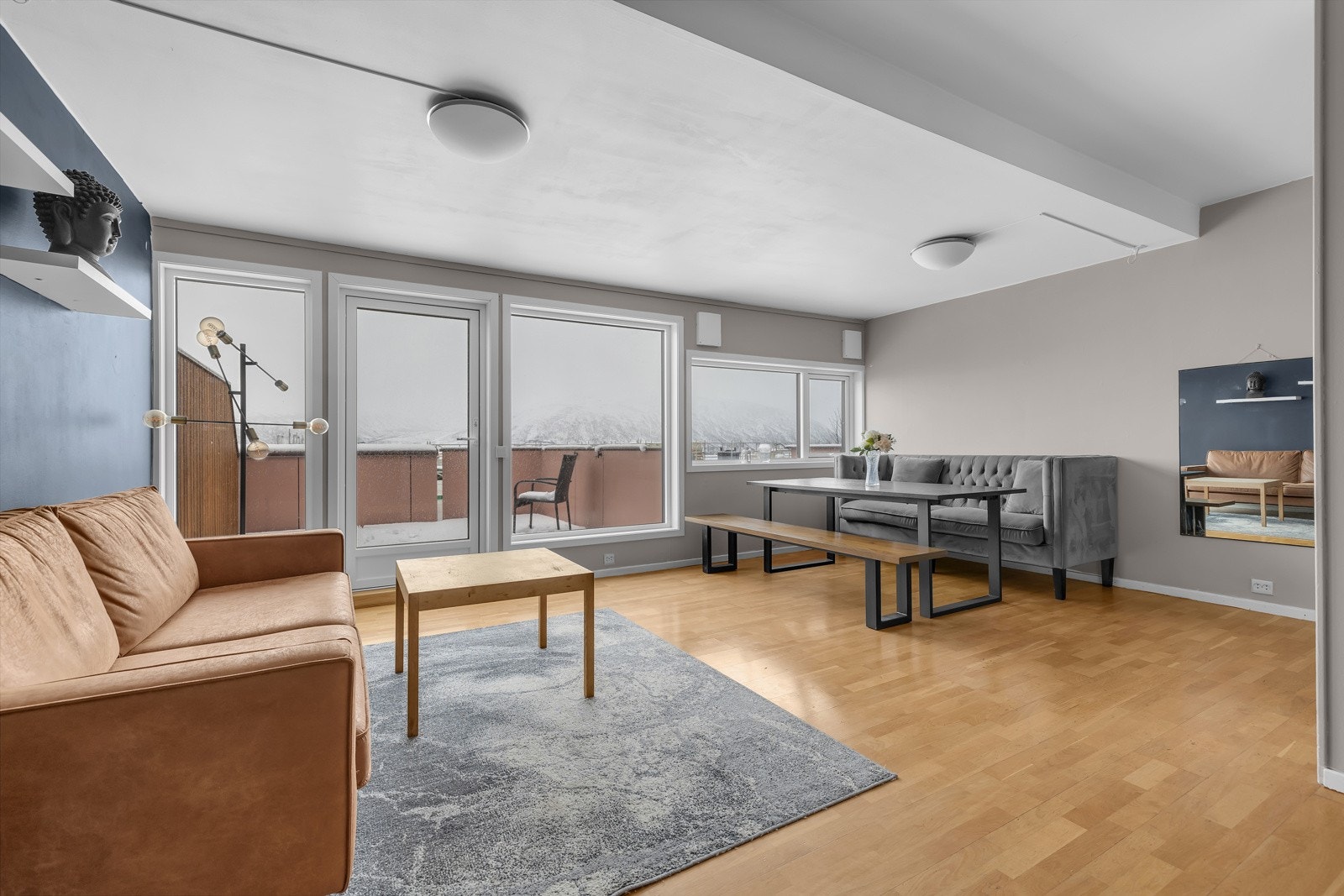 Romslig og lys stue. Galleribilde