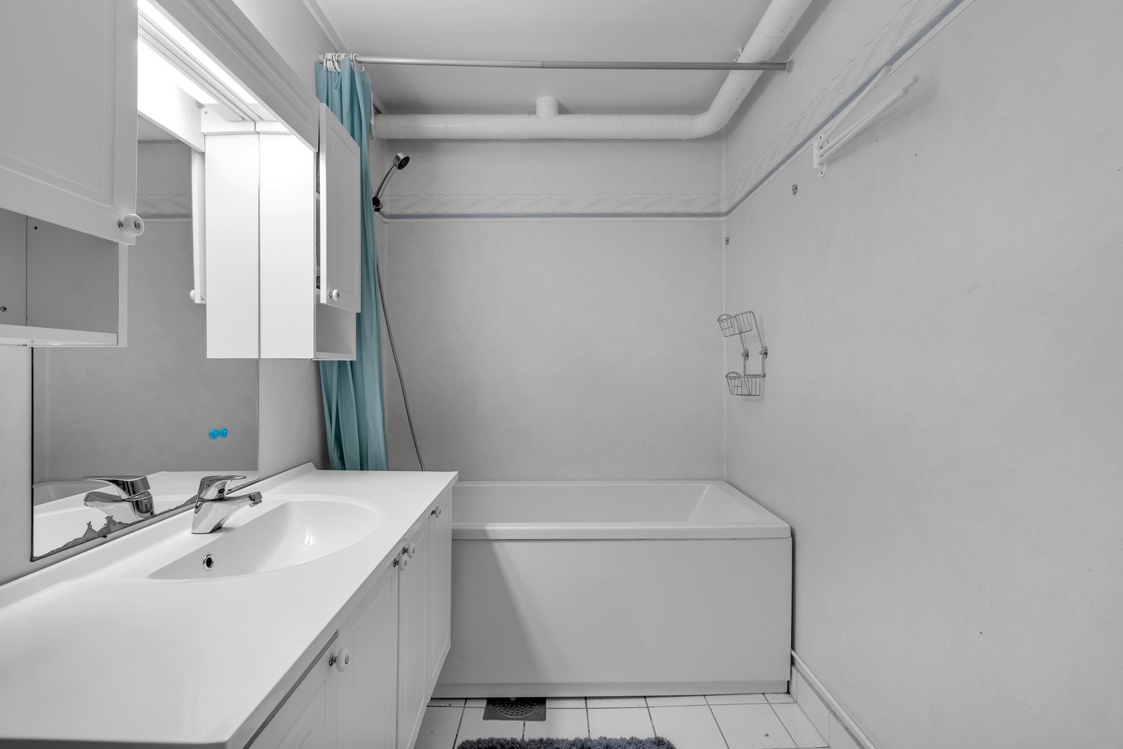 Servant med over og underskap. Badekar med dusj. Galleribilde