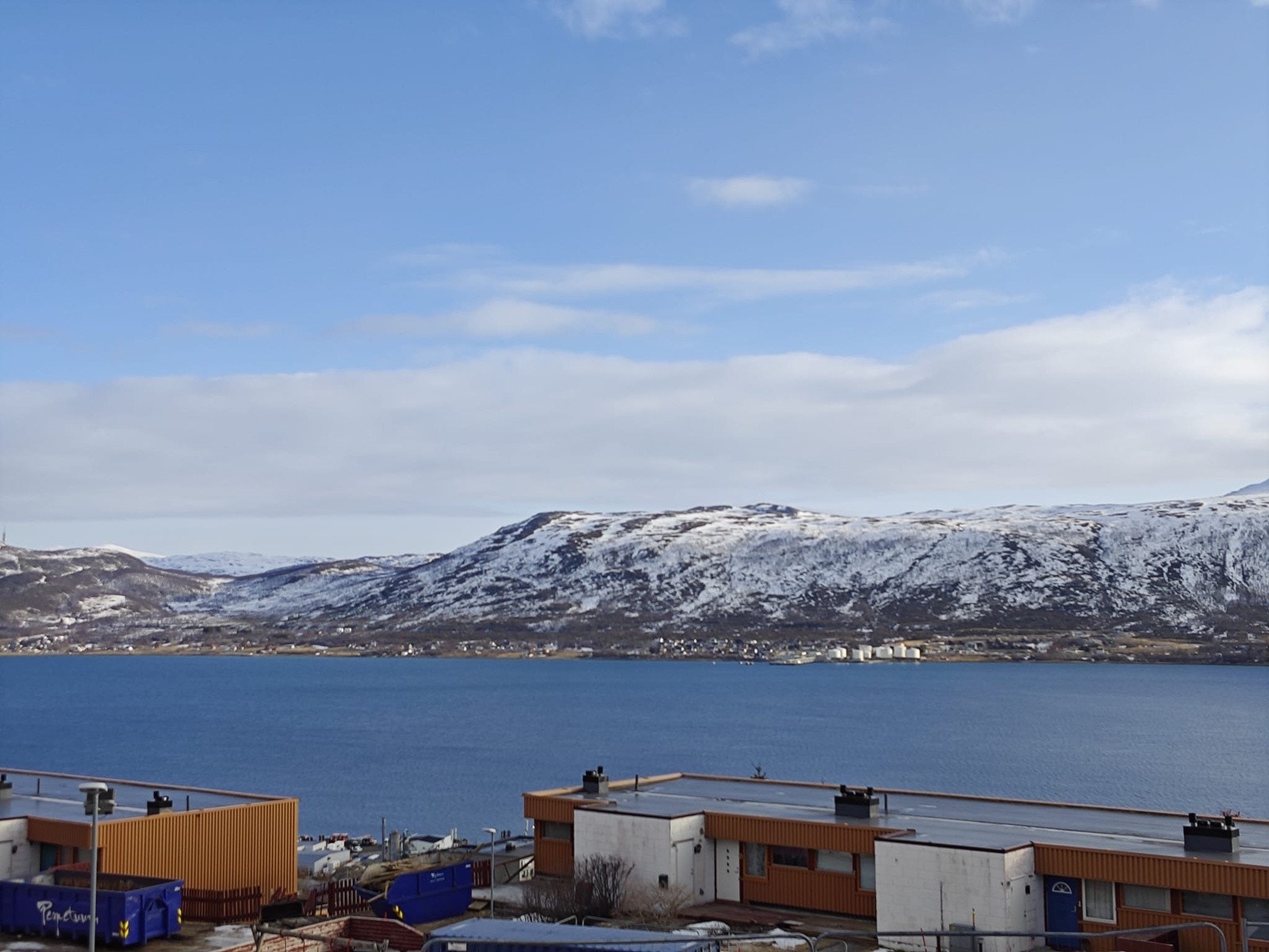 Nydelig utsikt til havet og fastlandet fra balkonegn. Galleribilde