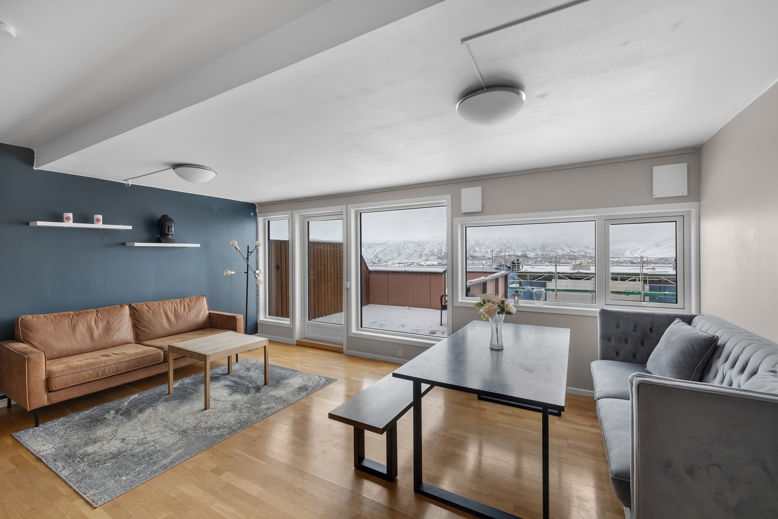 Flott utsikt fra stue og spisestue. Galleribilde