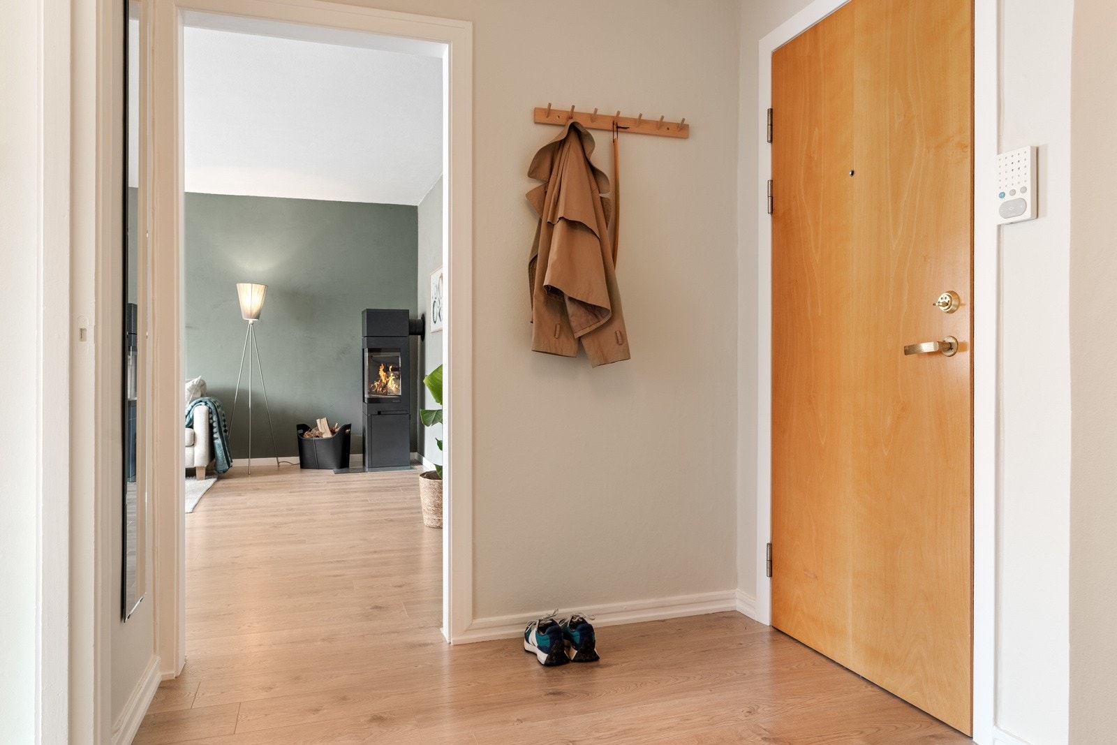 Boligen tar deg imot i en romslig entré med plass til jakkeoppheng og sko. Galleribilde