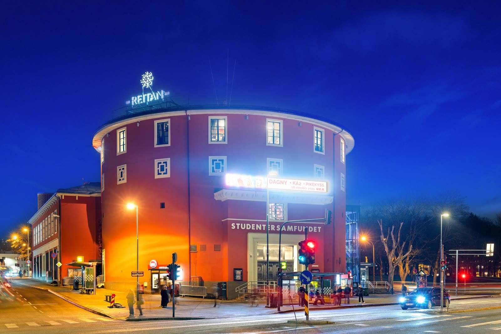 Det er kort vei fra boligen til studentersamfunnet, kjent for sitt varierte kultur- og utelivstilbud og er et møtested for studenter. Galleribilde