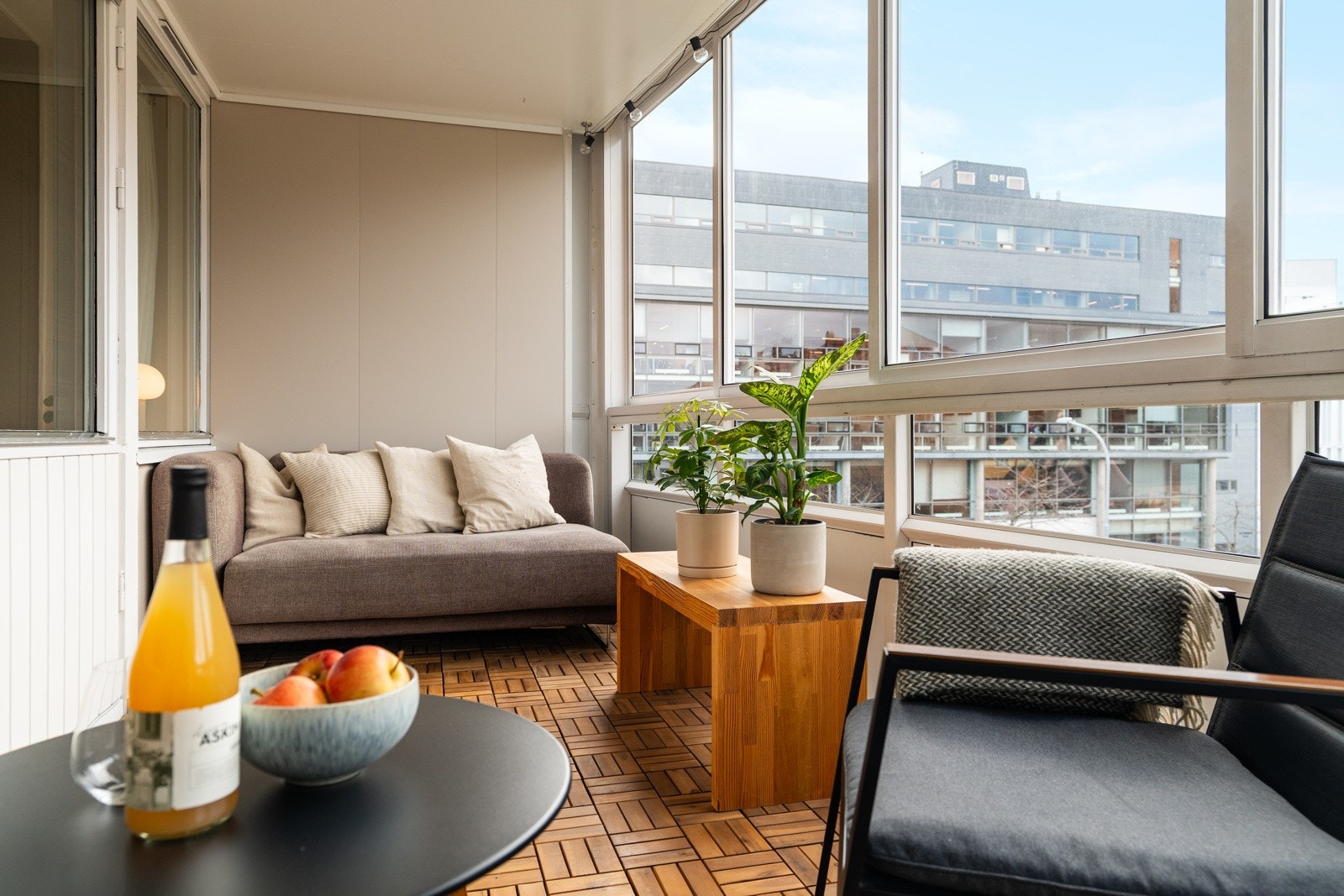 Leiligheten kan by på en fantastisk innglasset balkong. Her kan man åpne vinduene for å slippe inn solen på varme sommerdager. Galleribilde